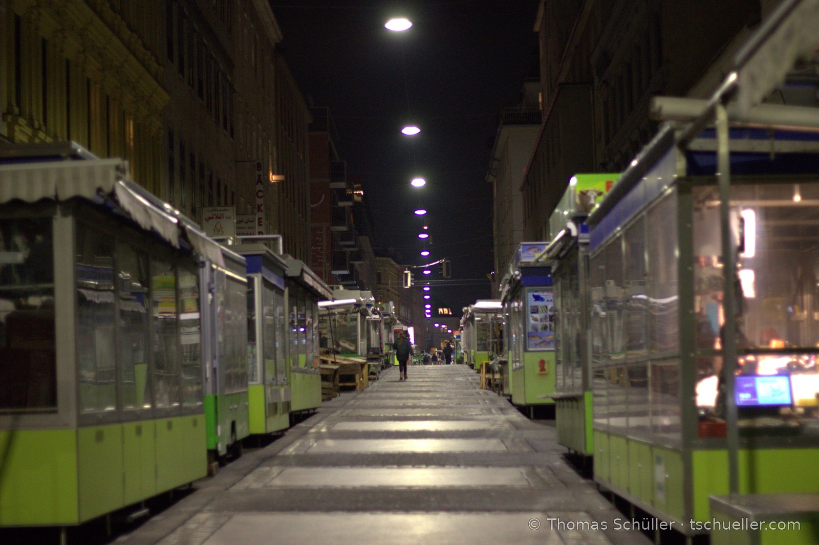 Brunnenmarkt in Wien bei Nacht, geschlossene Marktstände