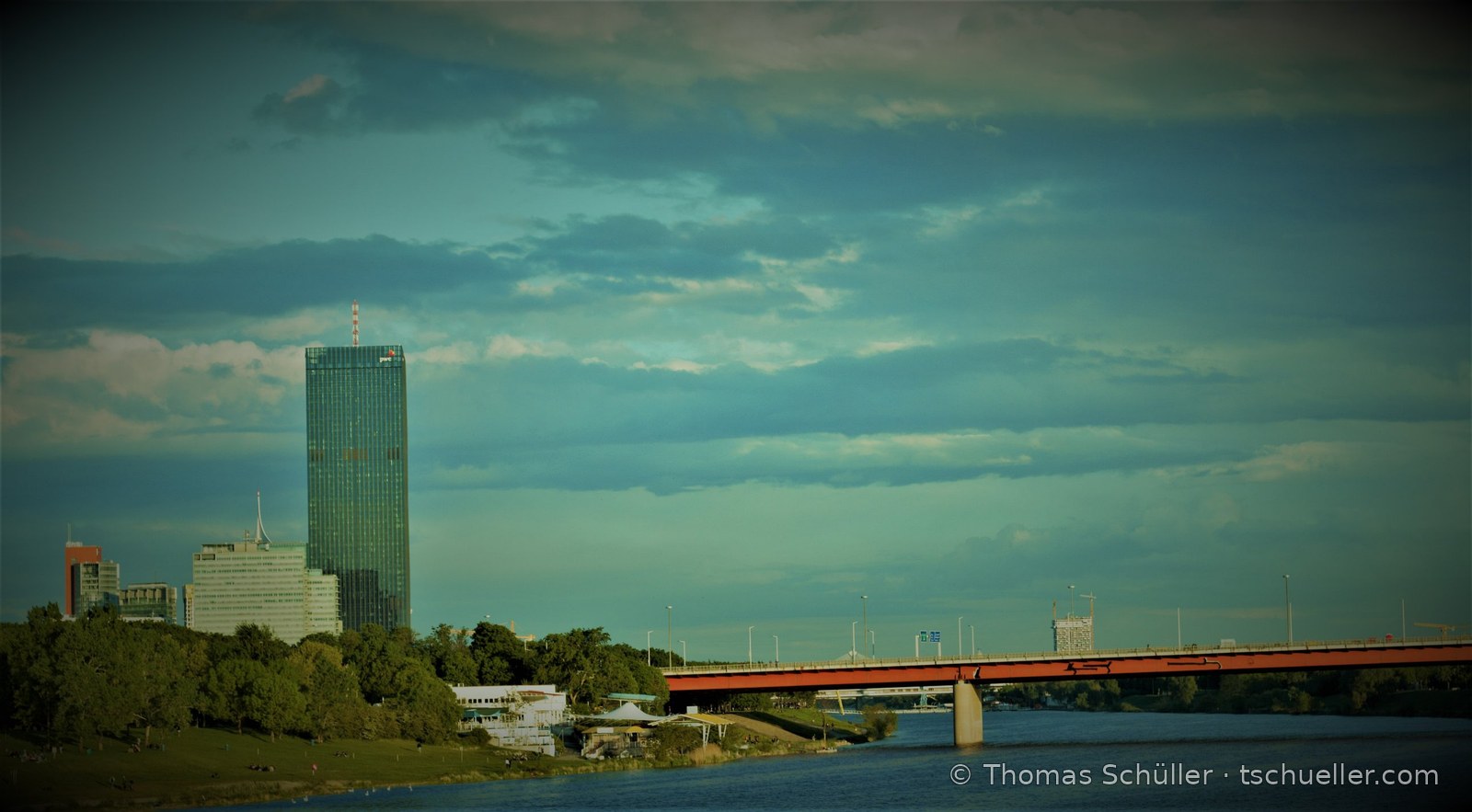 Donau City mit DC Tower 1 vom Donauufer